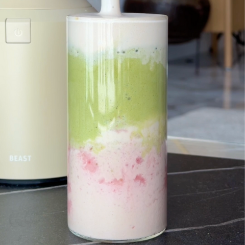 Strawberry Date Matcha Smoothie – Beast Health Canada